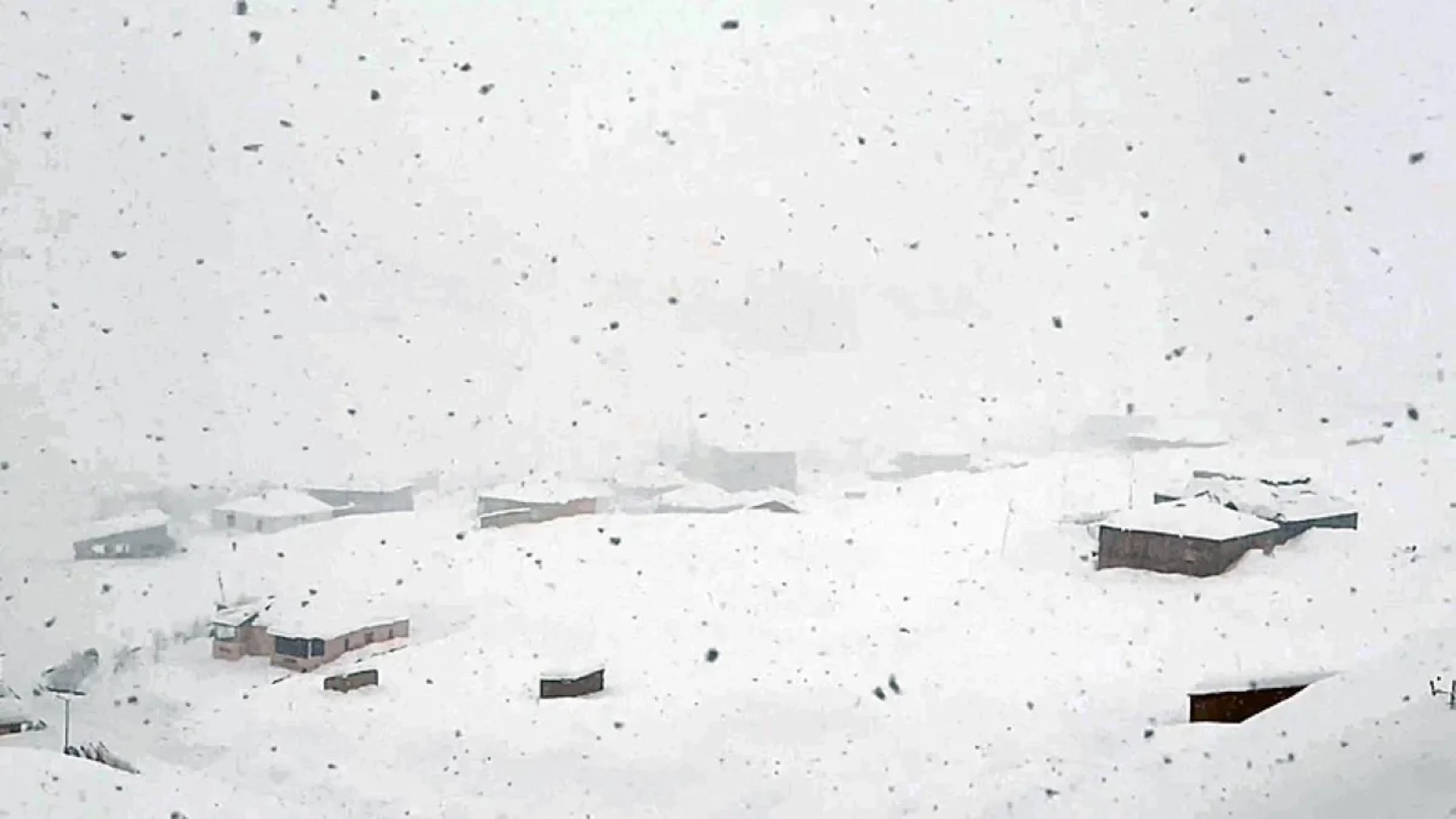 1200x675-yuksekovada-kar-gecit-vermedi-ekipler-vazgecmedi-2-saatlik-kurtarma-mucadelesi-1768481577368