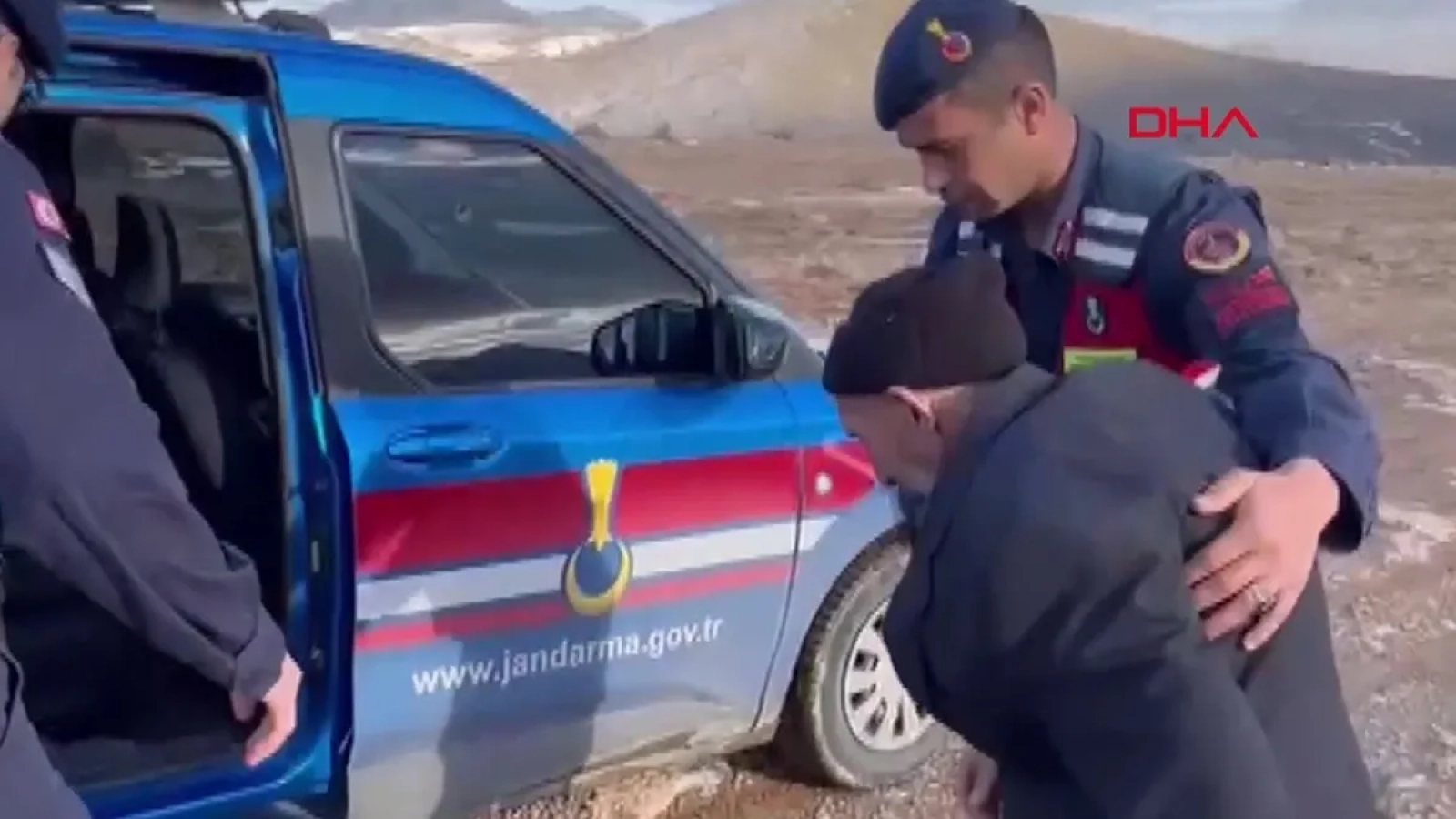 1200x675-yurek-isitan-anlar-jandarmanin-buldugu-alzheimer-hastasi-ayagim-camurlu-dedi-araca-binmedi-1768160028242