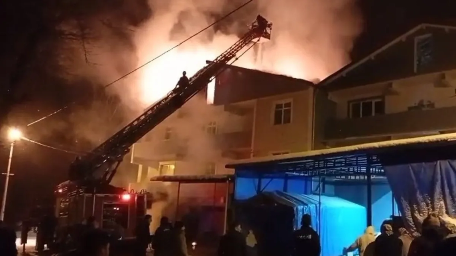 1200x675-zonguldakta-3-katli-binanin-catisinda-yangin-1768763230809