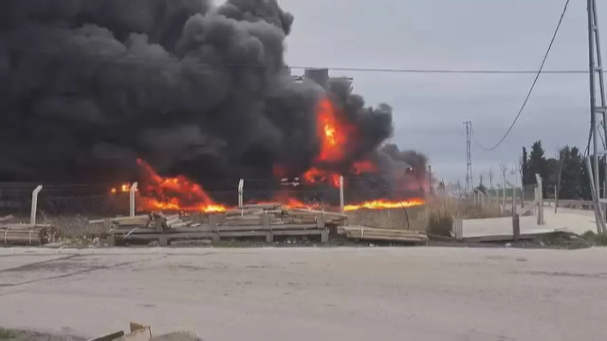 Büyükçekmece’de iş yeri yangını! Alevler güçlükle söndürüldü