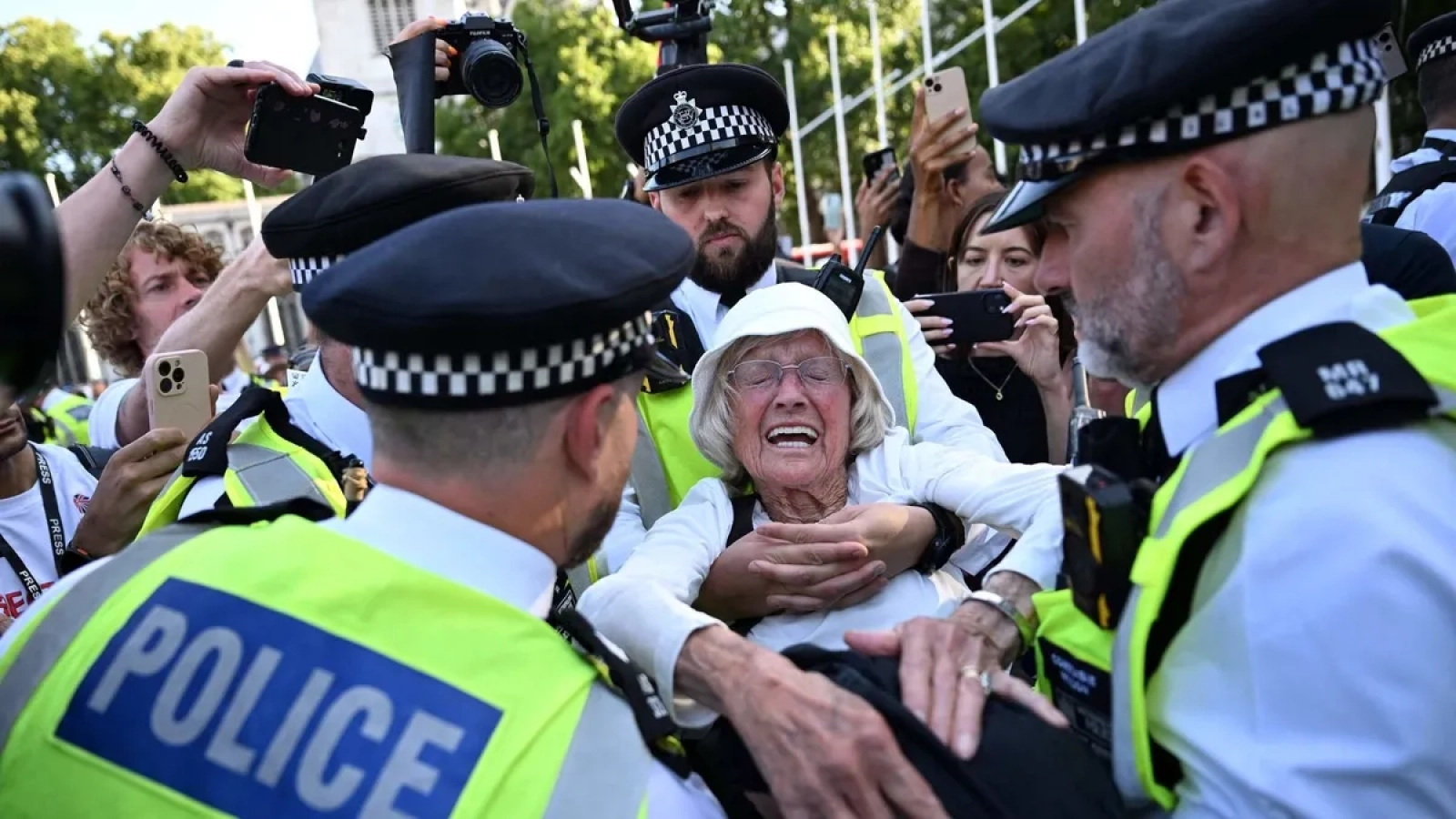 1200x675-ingilterede-filistin-eylemine-polis-mudahalesi-86-gozalti-1769348541356