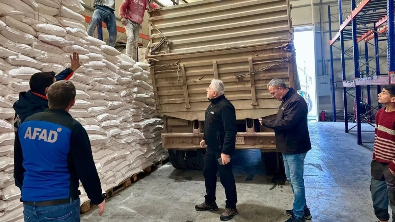 1200x675-turkiye-aynularab-icin-11-tir-insani-yardim-gonderdi-1769358269515