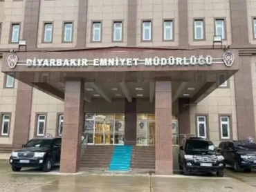 1200x675-diyarbakir-il-emniyet-mudurlugunde-hain-saldiri-girisimi-valilikten-aciklama-herhangi-bir-hasar-yok-1769370760698