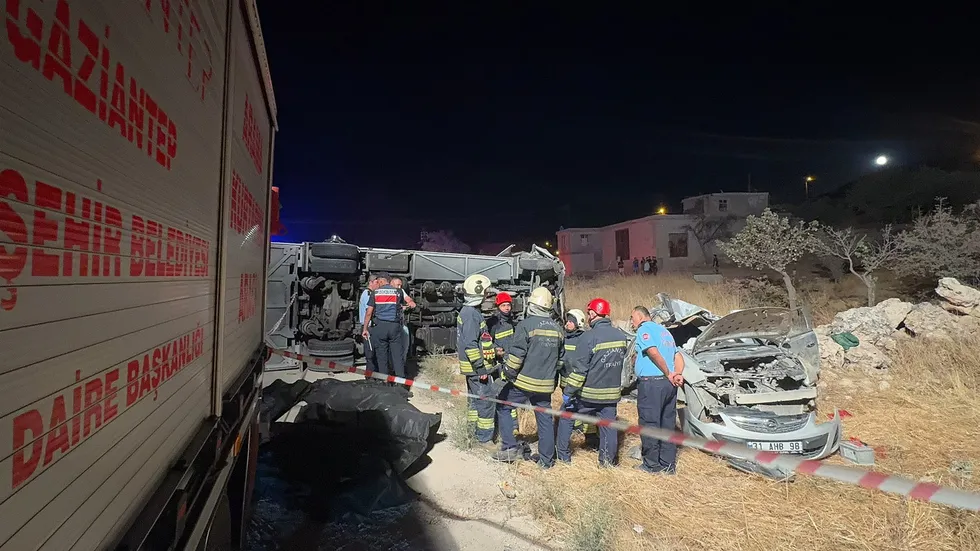 gaziantepte-katliam-gibi-kaza-otobus-ile-otomobil-carpisti-1790526840342.jpg Gaziantep’te katliam gibi kaza! Yolcu midibüsü ile otomobil çarpıştı: Ölü ve yaralılar var - 1