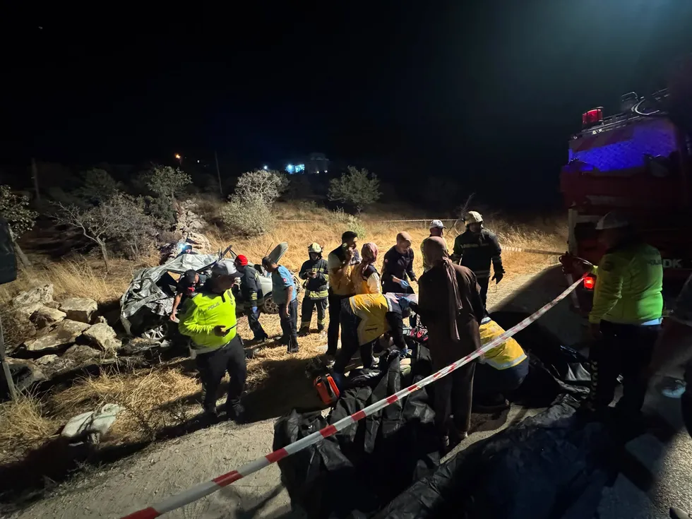 gaziantepte-katliam-gibi-kaza-otobus-ile-otomobil-carpisti-1790526860600.jpg Gaziantep’te katliam gibi kaza! Yolcu midibüsü ile otomobil çarpıştı: Ölü ve yaralılar var - 3