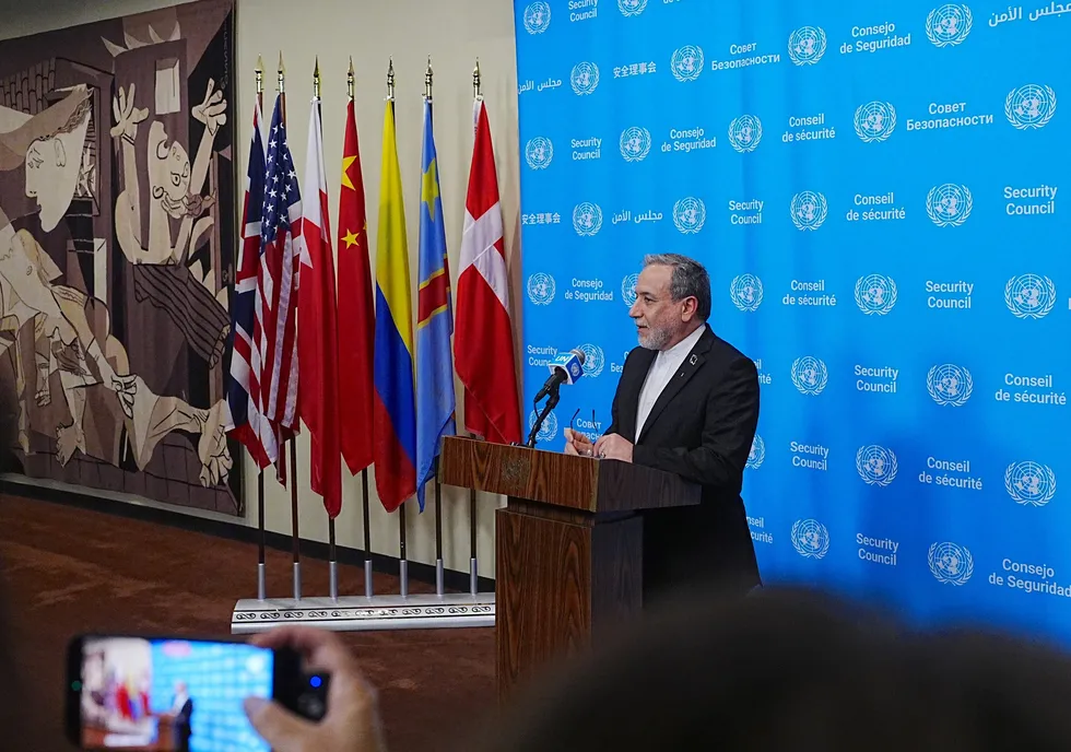 İran Dışişleri Bakanı Abbas Arakçi, Trump'ın 7 günlük ateşkes kararını reddetmesine ilişkin İran'ın savaşa ve diplomasiye hazır olduğunu belirtti. (Foto: AA)