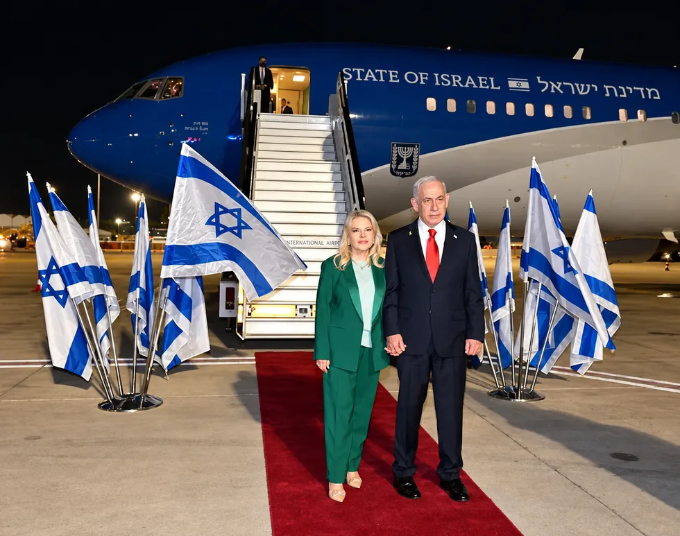 Netanyahu ve eşi Sara, ABD'ye uçmadan önce Ben Gurion havaalanında. (Arşiv)