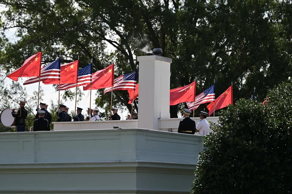 ABD askeri tören mangası, Çin Devlet Başkanı Şi Cinping’in Beyaz Saray ziyareti öncesi Washington’da ABD ve Çin bayraklarıyla prova yaptı. (AFP)