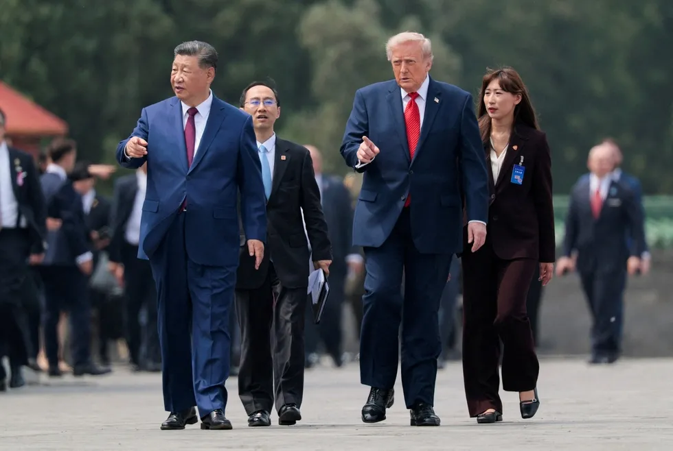 ABD Başkanı Donald Trump ve Çin Devlet Başkanı Şi Cinping, 14 Mayıs 2026’da Çin’in başkenti Pekin’deki Cennet Tapınağı’nı gezerken görüntülendi. (REUTERS)