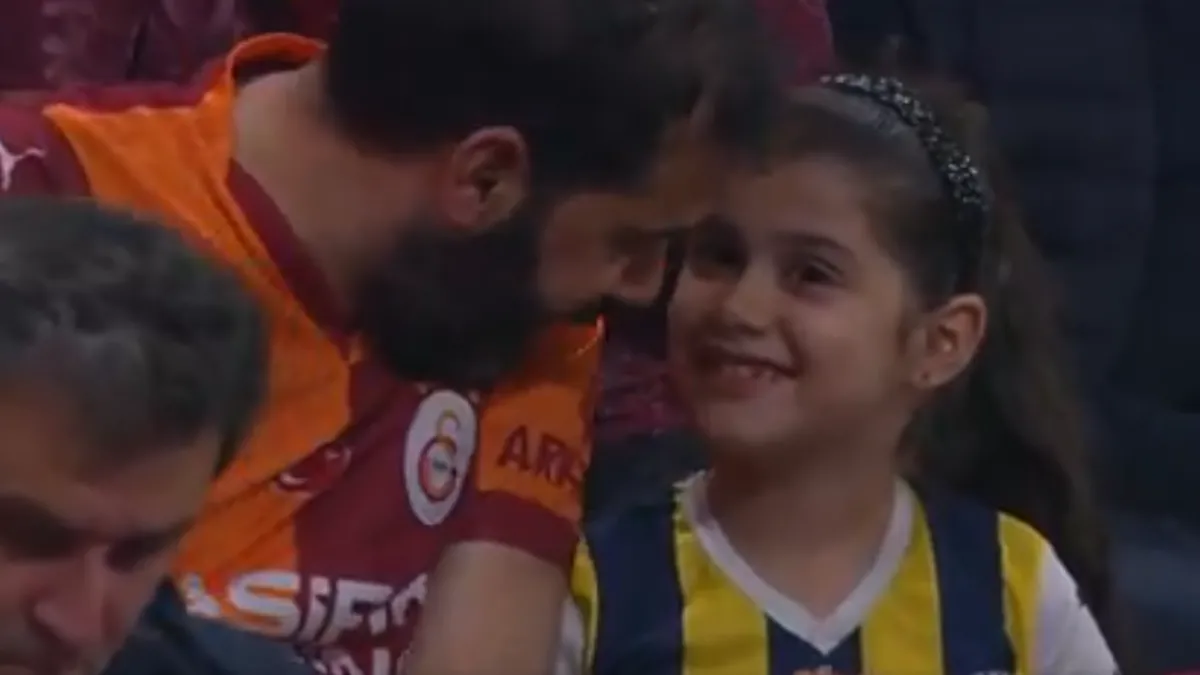Derbide yürekleri ısıtan görüntü! Baba Galatasaraylı, kızı Fenerbahçeli