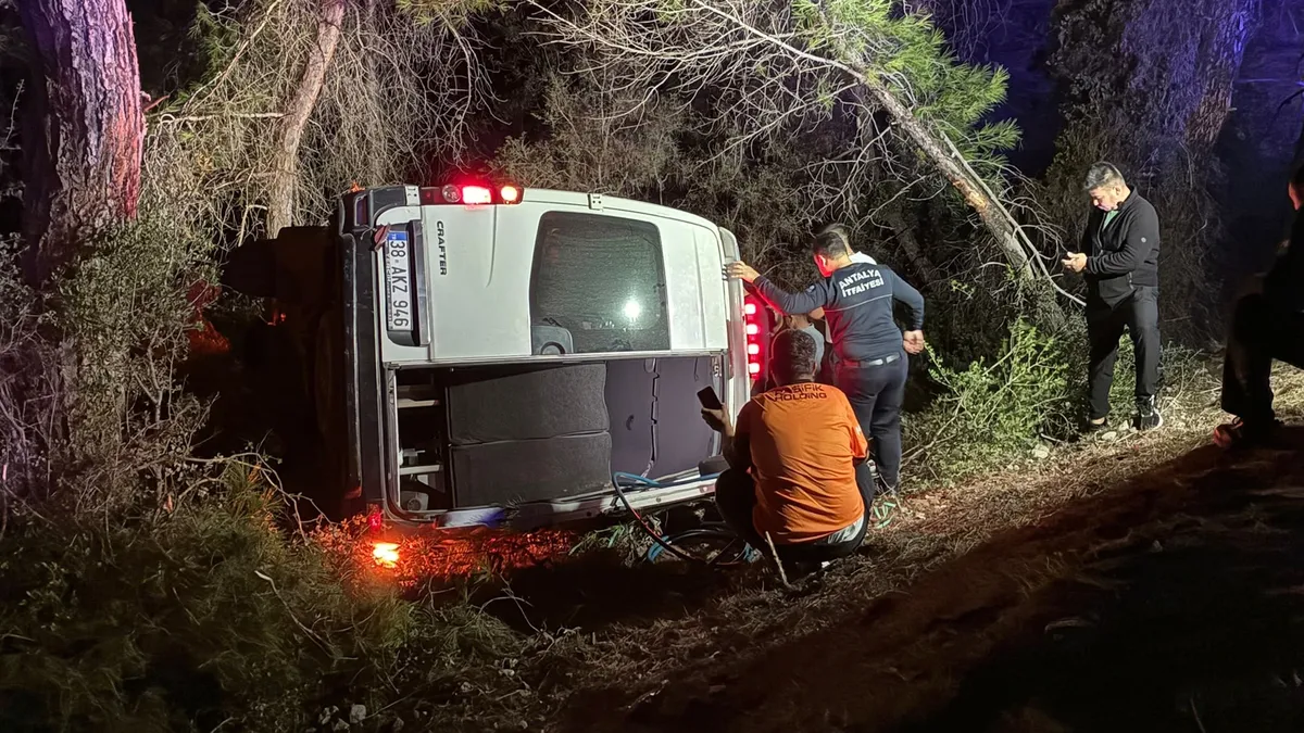 Antalya’da korkunç kaza! Dağcıları taşıyan tur minibüsü şarampole devrildi: 15 yaralı