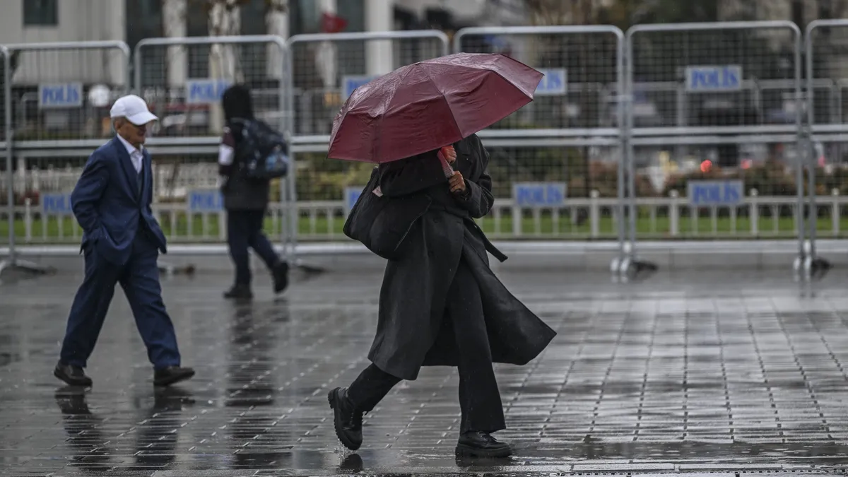 Meteoroloji’den sarı kodlu uyarı: İstanbul’a yeni sağanak dalgası geliyor! Yağışlar 16 Kasım’a kadar sürecek