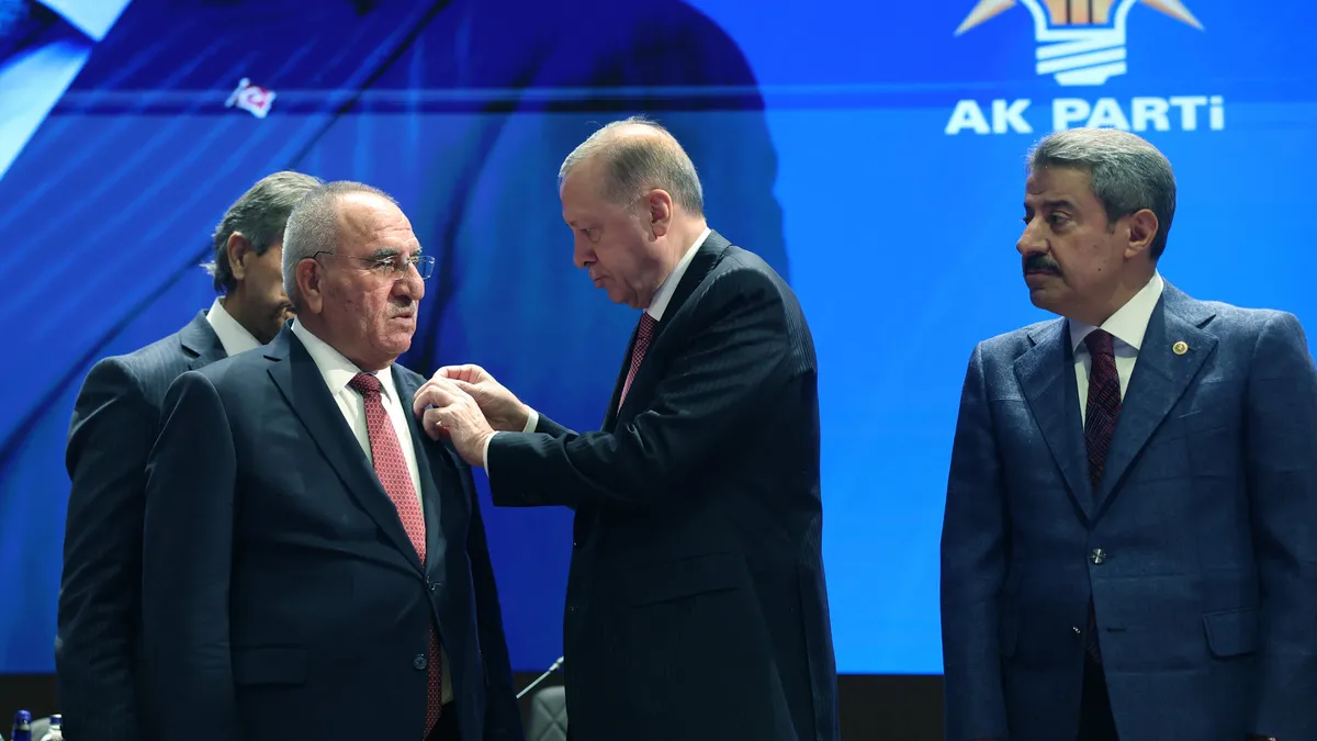 4 belediye başkanı AK Parti’ye katıldı! Rozetleri Başkan Erdoğan taktı