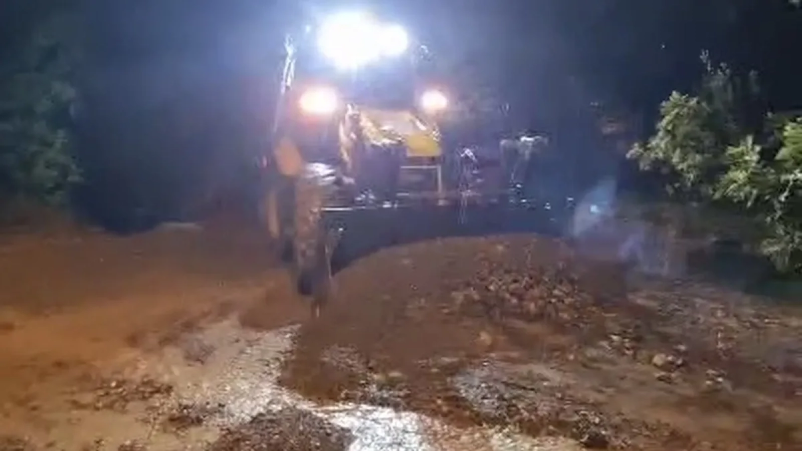 1200x675-adiyamanda-saganak-sonrasi-alarm-cadde-ve-sokaklar-gole-dondu-1793209633134