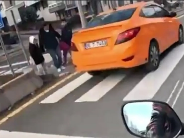 1200x675-anne-ve-oglu-yaya-gecidinde-olumden-dondu-trafik-magandasina-geregi-yapildi-1769614407245