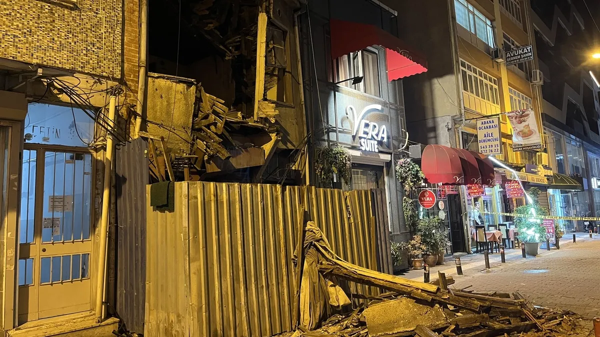 Bakırköy’de metruk bina sokağa çöktü! Ekipler sevk edildi