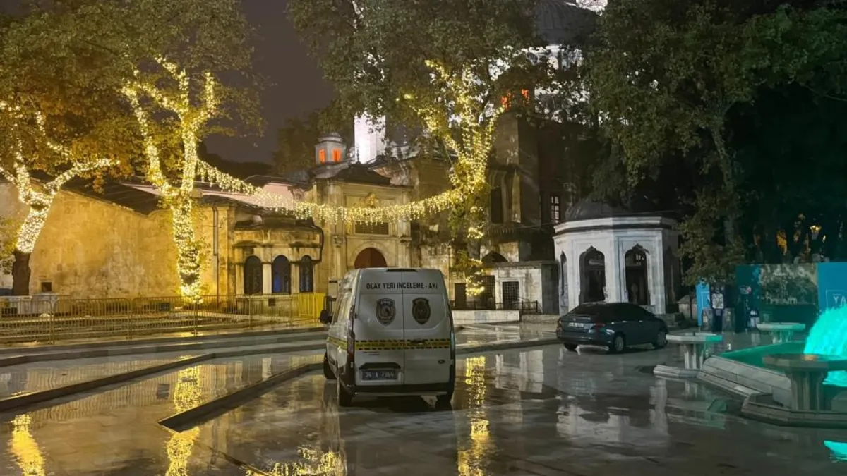 Eyüpsultan Camii’nde namaz sırasında tartışma: Bir kişi havaya 3 el ateş etti 2 gözaltı