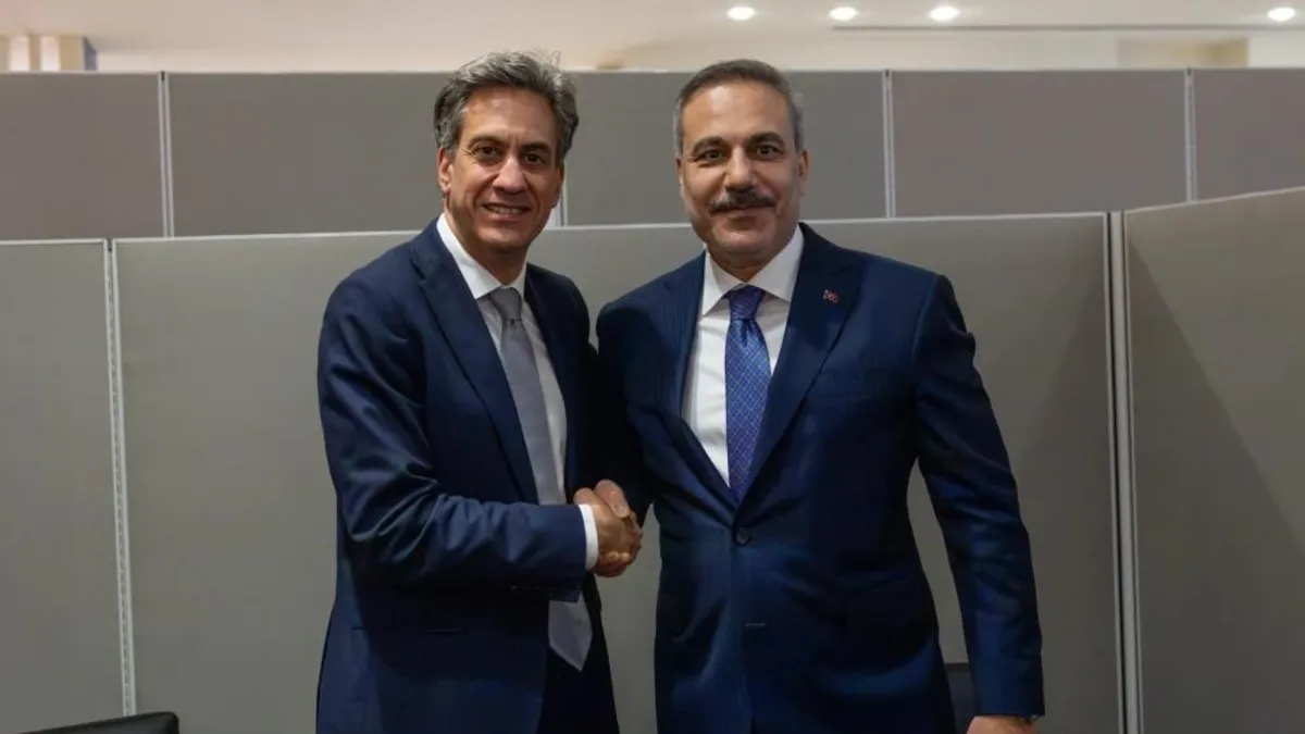 1200x675-hakan-fidan-ingiltere-disisleri-bakani-ed-miliband-ile-gorustu-1790121586841-1 Bakan Fidan'dan New York'ta diplomasi trafiği! İngiliz mevkidaşı Ed Miliband ile görüştü