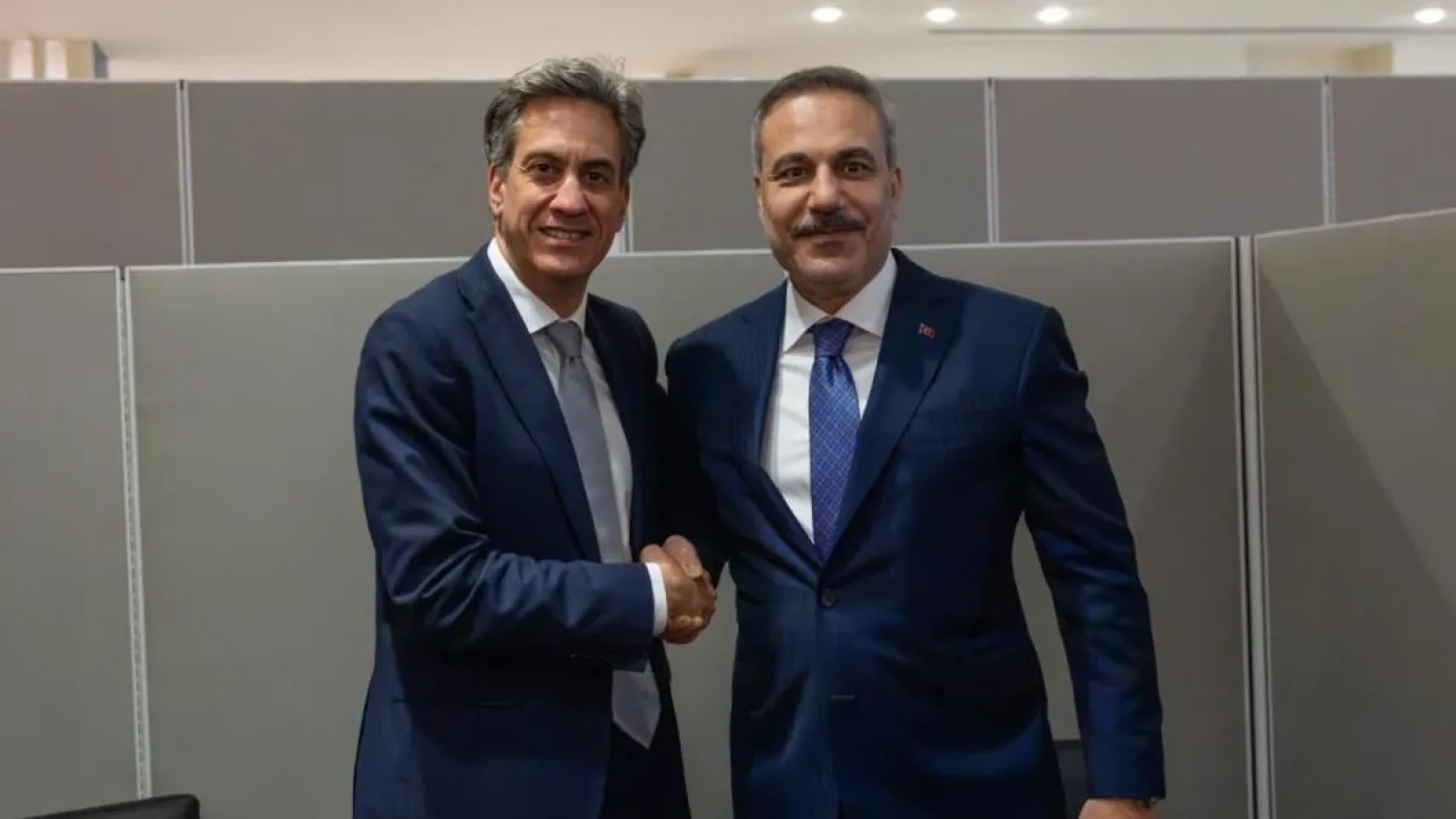 1200x675-hakan-fidan-ingiltere-disisleri-bakani-ed-miliband-ile-gorustu-1790121586841