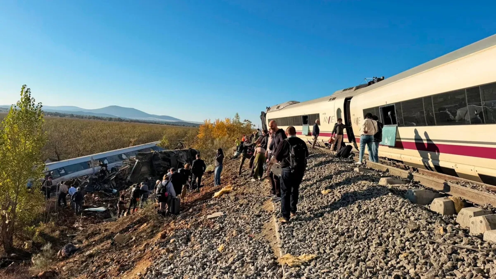 1200x675-ispanyada-tren-faciasi-iki-hizli-tren-kafa-kafaya-carpisti-olu-ve-yaralilar-var-1793178901423