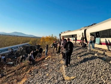 1200x675-ispanyada-tren-faciasi-iki-hizli-tren-kafa-kafaya-carpisti-olu-ve-yaralilar-var-1793178901423
