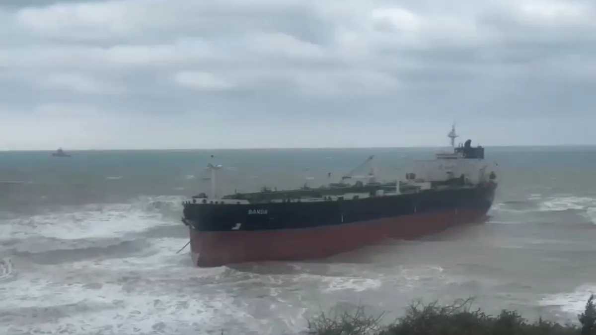 Karadeniz’de karaya oturan tanker kurtarıldı
