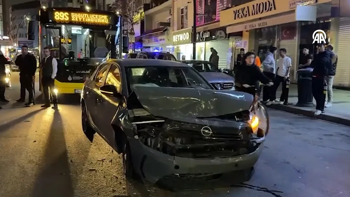 Küçükçekmece’de otomobil yolcu minibüsüne çarptı: 2 yaralı