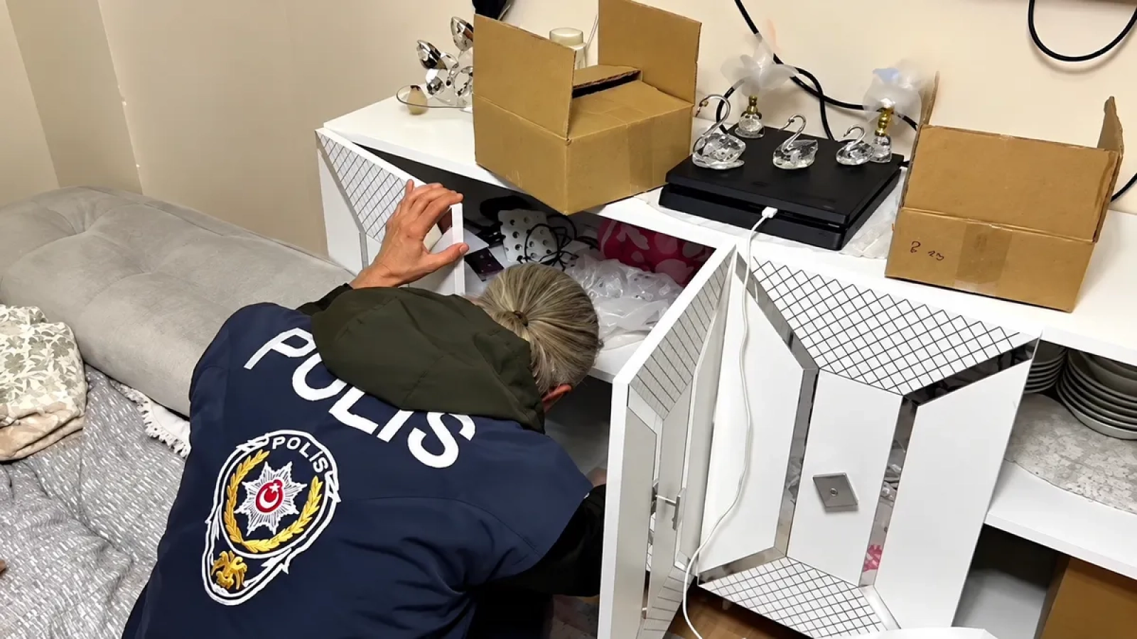 1200x675-narkotik-timlerinden-35-ilde-es-zamanli-teror-ablukasi-653-kilo-uyusturucu-ele-gecirildi-172-zehir-taciri-tutu-1790669788223