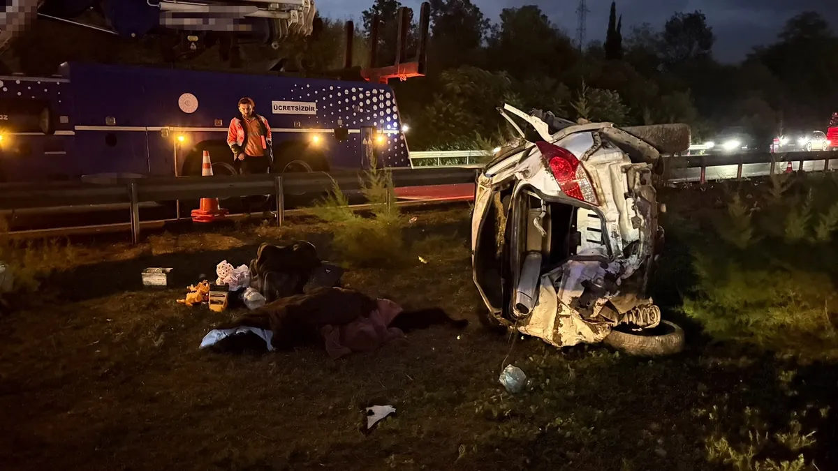 Sakarya Hendek’te otomobil refüje devrildi!
