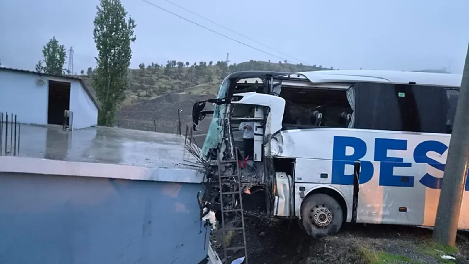 1200x675-sirnakta-feci-kaza-yolcu-otobusu-eve-carpti-15-yarali-1793254625734