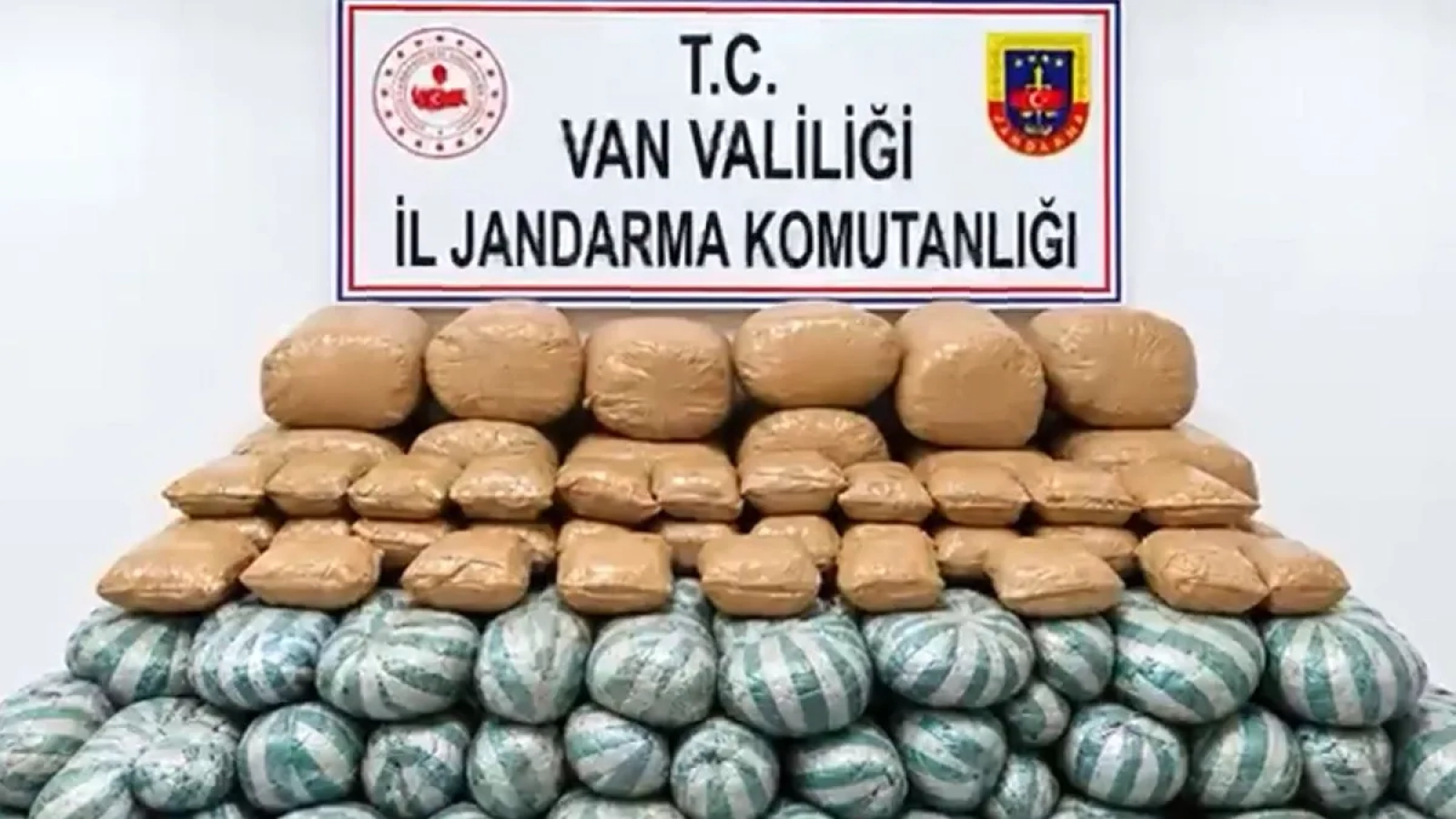 1200x675-vanda-uyusturucu-operasyonu-517-kilo-ele-gecirildi-1790931014930