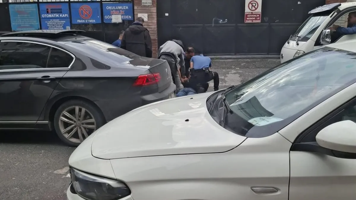 Zeytinburnu’nda okul denetimi sırasında ruhsatsız tabanca ele geçirildi! 2 şüpheli yakalandı
